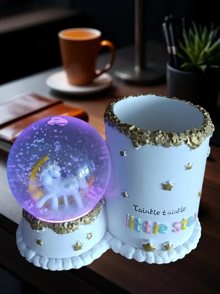 Beyaz at figürlü 15cmx10cm ebat pilli ışıklı dekoratif kar küre kalemlik ürün görseli 1