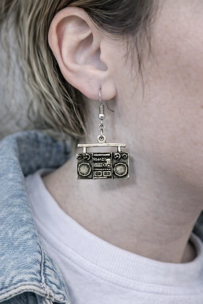 Retro Müzik Çalar Figürlü Gümüş Renk Sallantılı Küpe – Sokak Stili & Unisex Tasarım ürün görseli 1