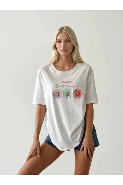 %100 Pamuk Uzun Çiçek Desenli Beyaz Bisiklet Yaka Kadın T-shirt ürün görseli 1