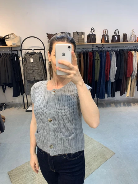 Kolsuz Örme Cepli Düğme Detaylı Gri Kadın Yelek ürün görseli 1