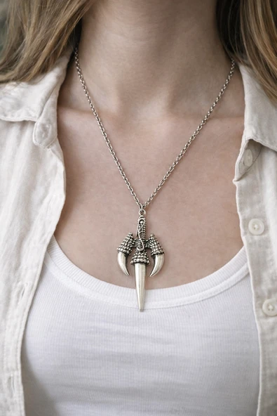 Metal Pençe Formlu Figür Kolye – Uzun Zincirli Tasarım Kolye ürün görseli 1