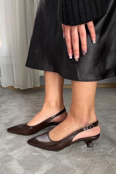 Kadın Boss Kahve Krışık Rugan Sivri Burunlu Kısa Kitten Topuklu Rahat Şık Arkası Acık Stiletto Ayakkabı ürün görseli 1
