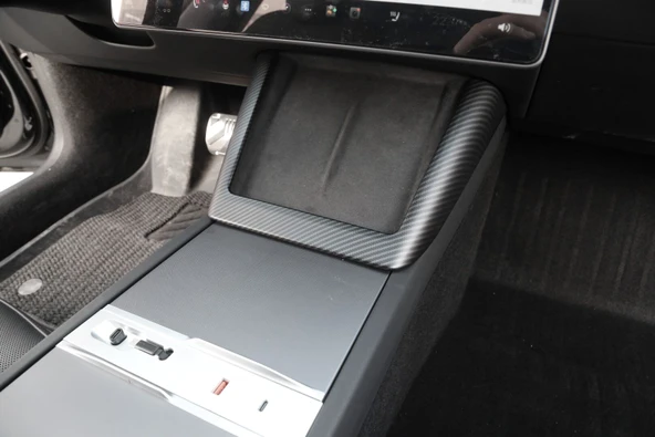 AUTOGP Tesla model y juniper orta vites kenar kaplaması karbon 2025+ ürün görseli 1