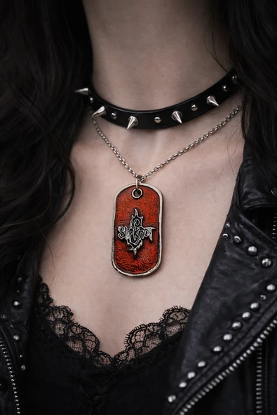 Slipknot Grubu Metal Künye Kolye – Kırmızı Renk Unisex Zincirli Tasarım ürün görseli 1