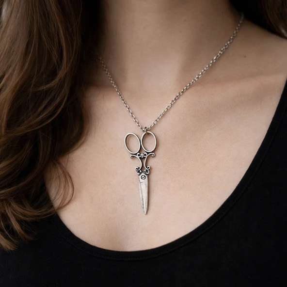 Terzi Makası Figürlü Unisex Kolye – Modacı ve Kuaför Temalı Metal Aksesuar ürün görseli 1