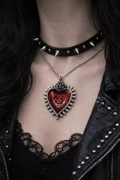 Rose Eye Desenli Kalp Kolye – Kırmızı Metal Tasarım ürün görseli 1