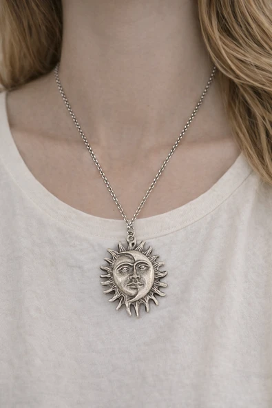 Yüz Detaylı Güneş Formlu Metal Figür Kolye – Zincirli Tasarım Kolye ürün görseli 1
