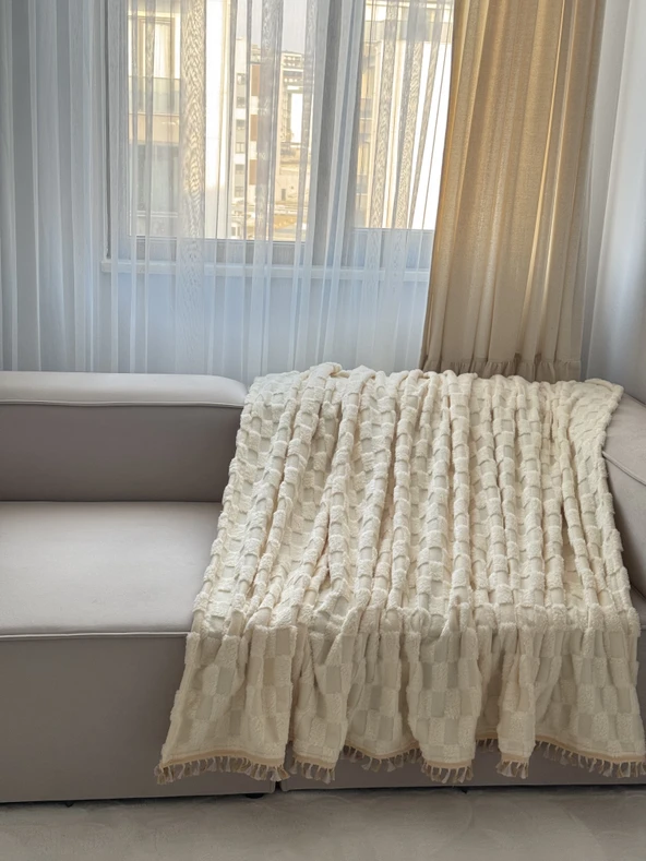 Peluş Püsküllü Ekru Geometrik Desen Koltuk Örtüsü 170x220 cm ürün görseli 1
