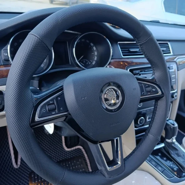 DİKİŞLİ DİREKSİYON KILIFI NOKTALI/ SİYAH DERİ SİYAH DİKİŞLİ SKODA SÜPERB OCTAVİA KAMİQ KODİAQ İÇİN ürün görseli 1