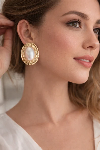 POSEİDONS JEWELLERY Vintage Gold Dokulu Büyük İnci Plaka Detaylı Kadın Küpe ürün görseli 1