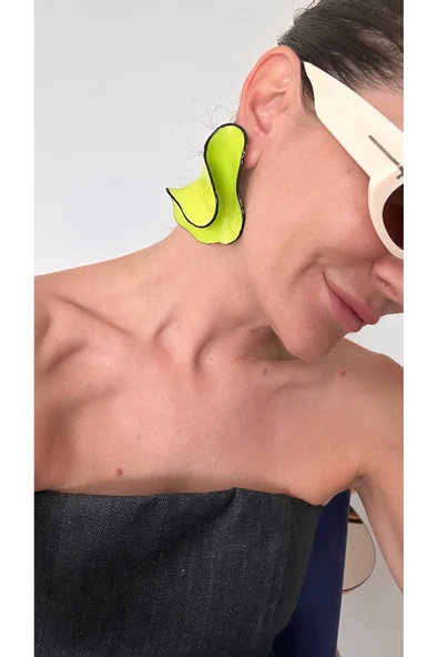 POSEİDONS JEWELLERY Poseidons Jewellery “Neon Yeşil Dalga Formlu Büyük Küpe - Zara Tarzı Model ürün görseli 1