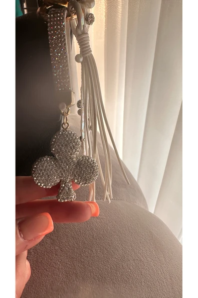POSEİDONS JEWELLERY Beyaz Zirkon Taşlı Püsküllü Çanta Charmı ve Anahtarlık Kristal Görünümlü Yonca ürün görseli 1