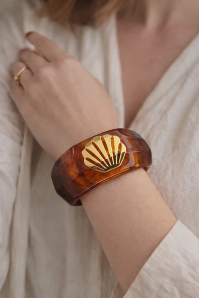 Lovecharm Kehribar Desenli Deniz Kabuğu Figürlü Gold Detaylı Kadın Bileklik ürün görseli 1