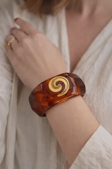 Lovecharm Kehribar Desenli Spiral Figürlü Gold Detaylı Kadın Bileklik ürün görseli 1