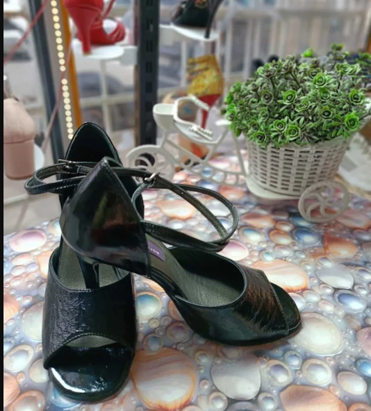 "Gecenin Gölgesi" SİYAH KIRIK DESEN DERİ 10 CM(15 PONT) KAPALI TOPUK TANGO, DANS VE SALON AYAKKABISI ürün görseli 1