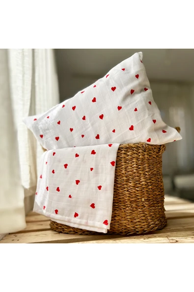 Lief Home %100 Pamuklu İki Katlı Kırmızı Kalp Desenli Müslin Örtü 100x110 ve Müslin Yastık Kılıfı 35x45 ürün görseli 1