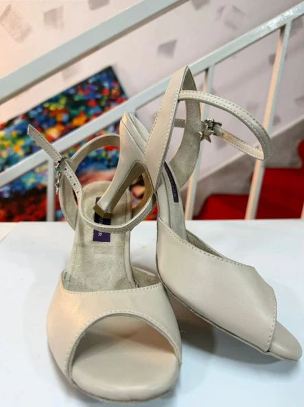 KREM KEBELEK MODEL LATİN-SALSA-TANGO DANS VE SALON AYAKKABIS 7,5 CM 11 PONT KADEH MODEL ürün görseli 1