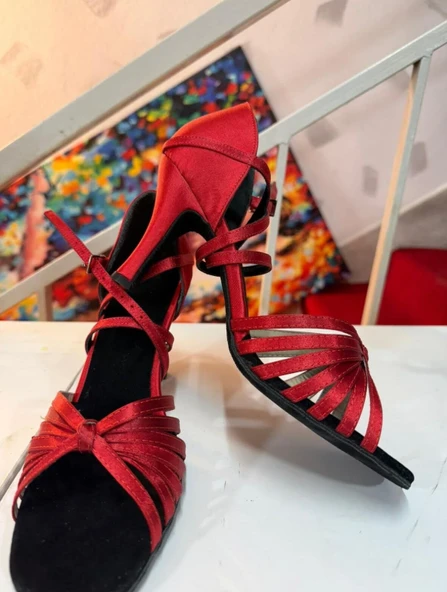 KIRMIZI İNCİ-SATEN, LATİN -SALSA-TANGO DANS VE SALON AYAKKABISI 8.5 CM 13 PONT KAPALI TOPUK ürün görseli 1