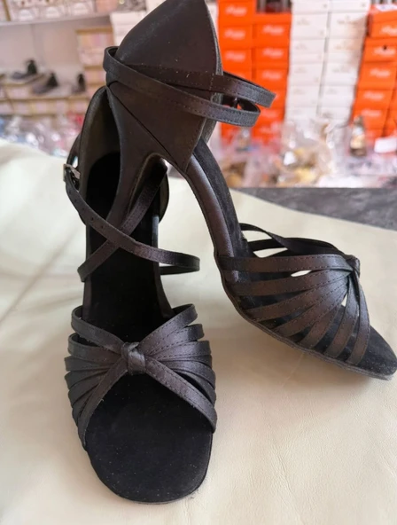SİYAH İNCİ-SATEN, LATİN -SALSA-TANGO DANS VE SALON AYAKKABISI 8.5 CM 13 PONT KAPALI TOPUK ürün görseli 1