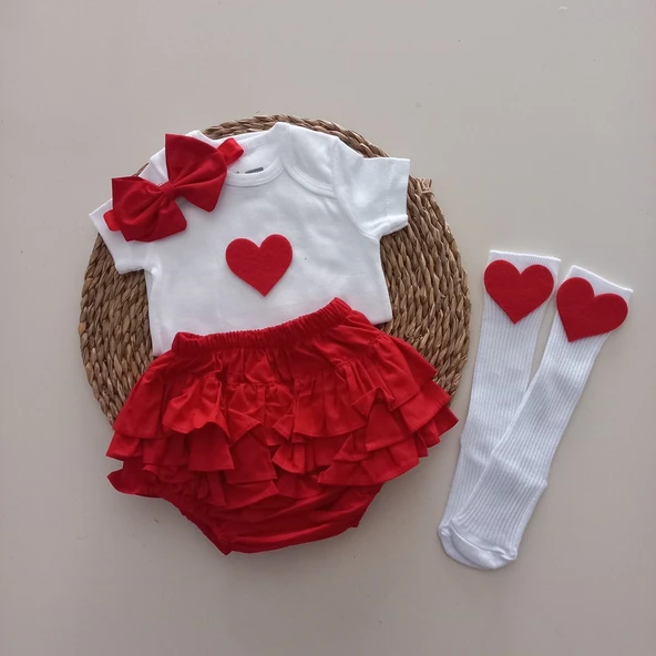 BALBÖCEĞİKİDS Kız Bebek Kırmızı Kalp Fırfır Şort Etek Bodyli Çorap Takımı ürün görseli 1