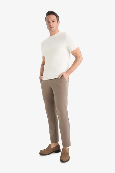 Defacto C7508AXBN571 Kahve Tailored Fit Düz Paça Her Yöne Esneyen Yumuşak Tuşe Cepli Pantolon ürün görseli 1