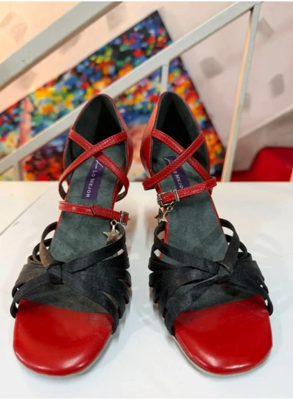 SİYAH -KIRMIZI SATEN 7 BANTSATEN DANS VE SALON AYAKKABISI 8,5 CM 13 PONT KONİ MODEL KAPALI TOPUK ürün görseli 1
