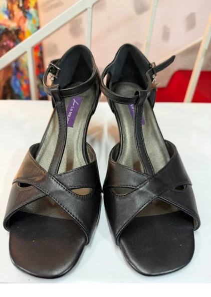 SİYAH DERİ T MODEL LATİN-SALSA-TANGO DANS VE SALON AYAKKABISI 7 CM 11 PONT KADEH MODEL KAPALI TOPUK ürün görseli 1