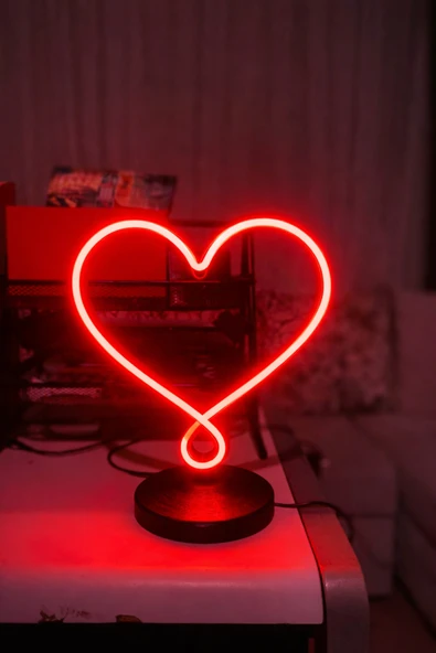 VOLTMARKET Kalp Neon LED Masa Lambası – Kırmızı Işık Dekoratif Ambiyans Aydınlatma (Elektrikli) ürün görseli 1