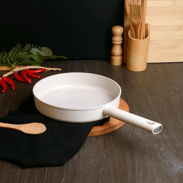 BELARIVA 24 CM BEYAZ SILIKON SAPLI TAVA ürün görseli 1