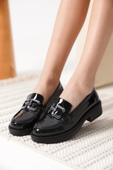 Kadın Rugan Siyah Gümüş Tokalı Loafer TR17MS02B ürün görseli 1