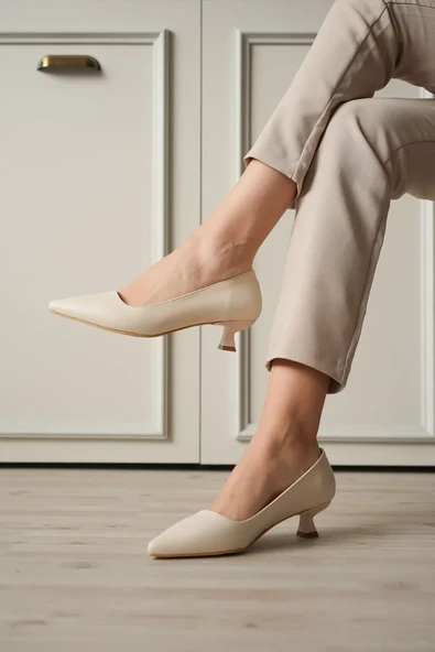 Bej Kadın Günlük Kısa Topuklu Stiletto Ayakkabı TR20MS03B ürün görseli 1