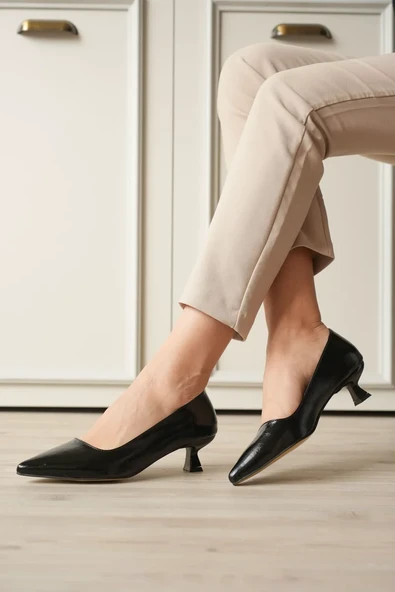 Kadın Siyah Kırışık Rugan Kısa Topuklu Stiletto Ayakkabı TR20MS03C ürün görseli 1