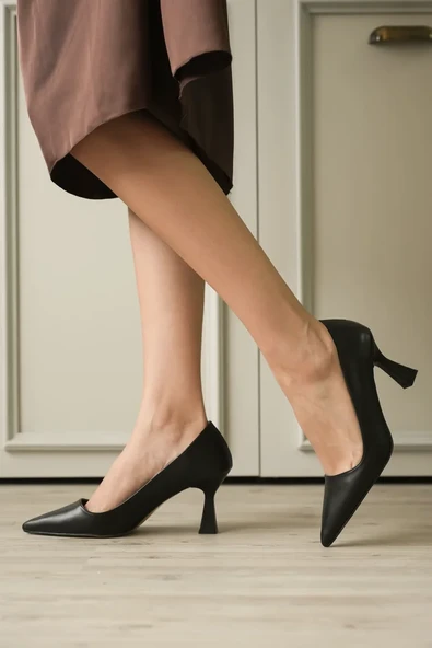 Siyah Sivri Burun Orta Topuklu Kadın Stiletto TR20MS02A ürün görseli 1