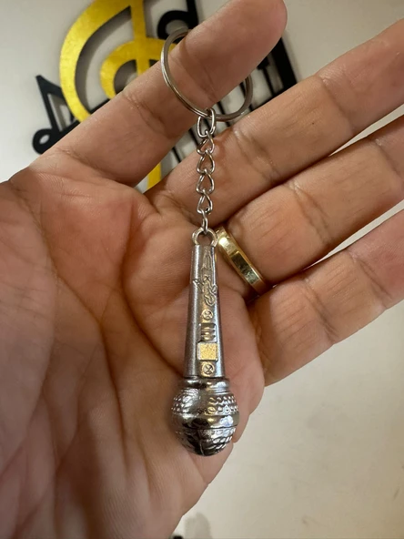 Metal Mikrofon Figürlü Anahtarlık – Gümüş Renk Müzik Temalı Unisex Aksesuar ürün görseli 1