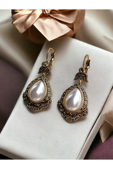 Kristal Taşlı Fiyonk Figür İnci Küpe ürün görseli 1