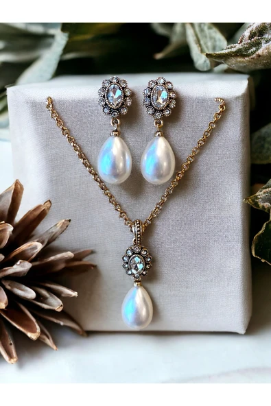 Oval Kristal Taşlı Mayorka İnci Kolye ve Mayorka İnci Küpe Seti ürün görseli 1