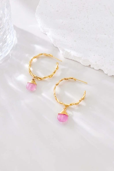 Pembe Kuvars Sallantılı Altın Kaplama Halka Küpe ürün görseli 1