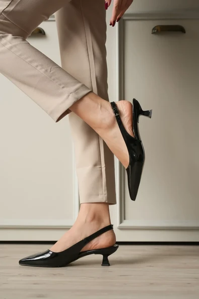 Kadın Siyah Rugan Sivri Burun Slingback Kısa Topuklu Ayakkabı TR20MS04E ürün görseli 1