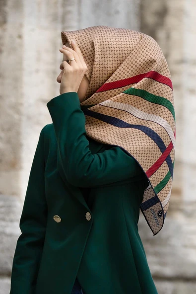 %100 Twill İpek Bantlı Monogram Desenli Bej - Lacivert Renkli 90x90 Eşarp Dikim Şekli : El Dikişi ürün görseli 1