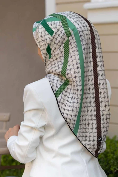 %100 Twill İpek Monogram Ve Şerit Desenli Kahverengi - Zümrüt Yeşili Renkli 90x90 Eşarp Dikim Şekli : El Dikişi ürün görseli 1