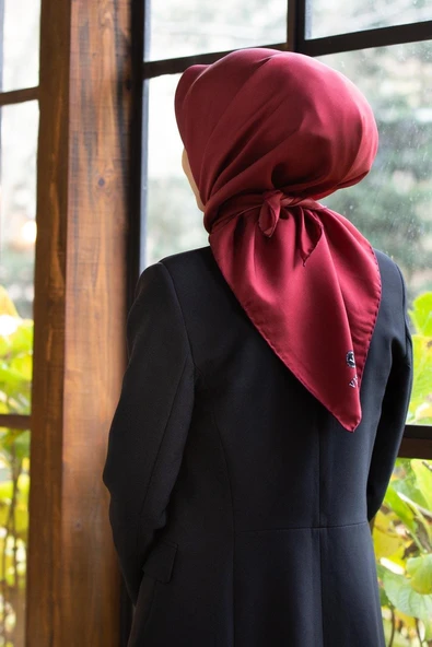 %100 Twill İpek Düz Bordo Renkli Daha Tok Exclusive Serisi 90x90 Eşarp Dikim Şekli : El Dikişi ürün görseli 1