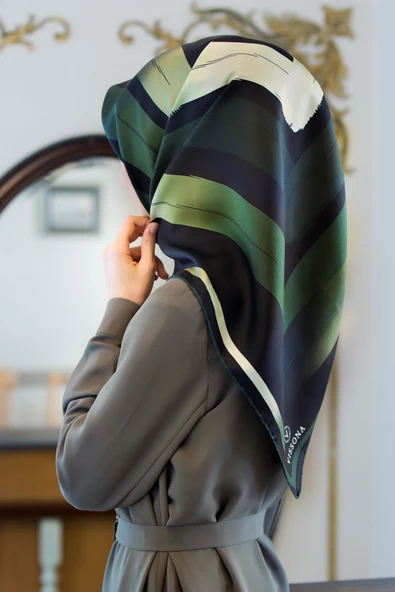 %57 İPEK %43 VİSKON Twill İpek Geometrik Fırça İzi Desenli Siyah - Zümrüt Yeşili Renkli 90x90 Eşarp Dikim Şekli : El Dikişi ürün görseli 1