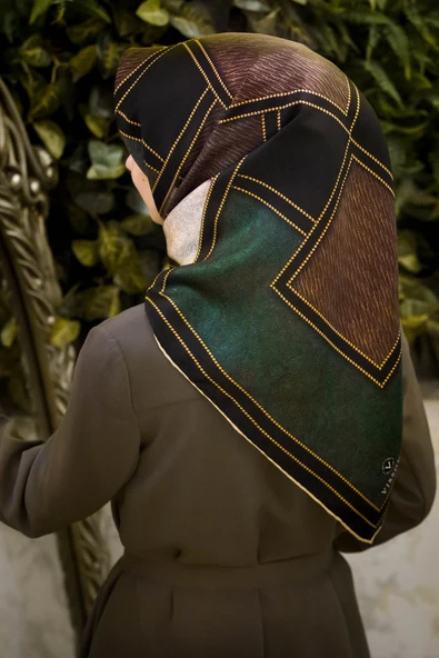 100% Twill İpek Gold Detaylı Kare Desenli Siyah - Zümrüt Yeşili Renkli 90x90 Dikim Şekli : El Dikişi ürün görseli 1