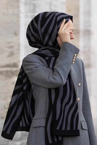 LÜKS MEDİNE İPEĞİ ZEBRA DESENLİ SİYAH - FÜME RENKLİ 75X195 KIRIŞMAZ ŞAL MOSS KREP DİKİŞ TİPİ İTALYAN DİKİŞLİ ürün görseli 1
