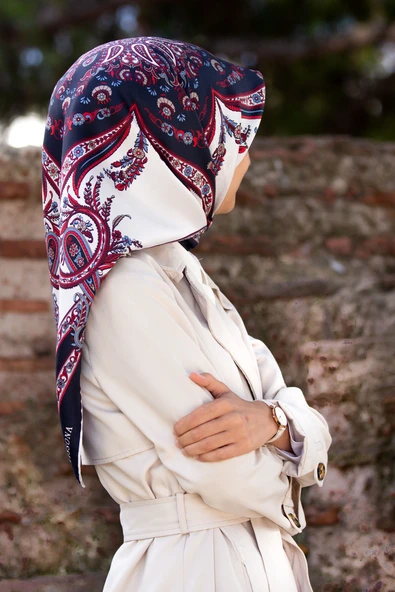 % 57 İPEK % 43 VİSKON Twill İpek Şal Motif Desenli Lacivert - Kırmızı Renkli 90x90 Eşarp Dikim Şekli : El Dikişi ürün görseli 1