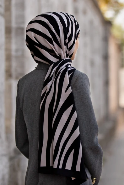 LÜKS MEDİNE İPEĞİ ZEBRA DESENLİ SİYAH - SÜTLÜKAHVE RENKLİ 75X195 KIRIŞMAZ ŞAL MOSS KREP DİKİŞ TİPİ İTALYAN DİKİŞLİ ürün görseli 1
