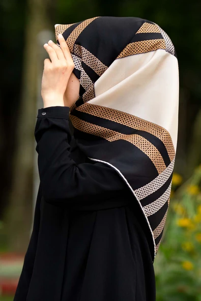 % 57 İPEK % 43 VİSKON Twill İpek Geometrik Desenli Siyah - Krem Renkli 90x90 Eşarp Dikim Şekli : El Dikişi 8682027668184 ürün görseli 1