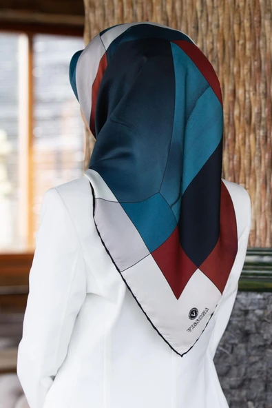%100 Twill İpek Geometrik Desenli Taba - Petrol Mavisi Renkli 90x90 Eşarp Dikim Şekli : El Dikişi ürün görseli 1