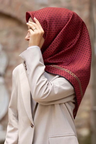 %57 İPEK %43 VİSKON Twill İpek Zincir Desenli Bordo - Siyah Renkli 90x90 Eşarp Dikim Şekli : El Dikişi ürün görseli 1