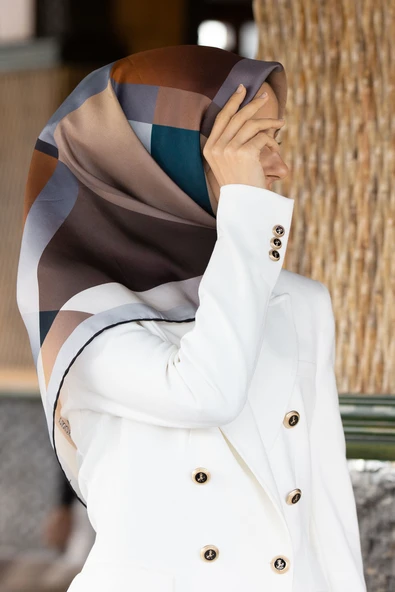 %57 İPEK % 43 VİSKON Twill İpek Geometrik Desenli Petrol Mavisi - Gri Renkli 90x90 Eşarp Dikim Şekli : El Dikişi ürün görseli 1